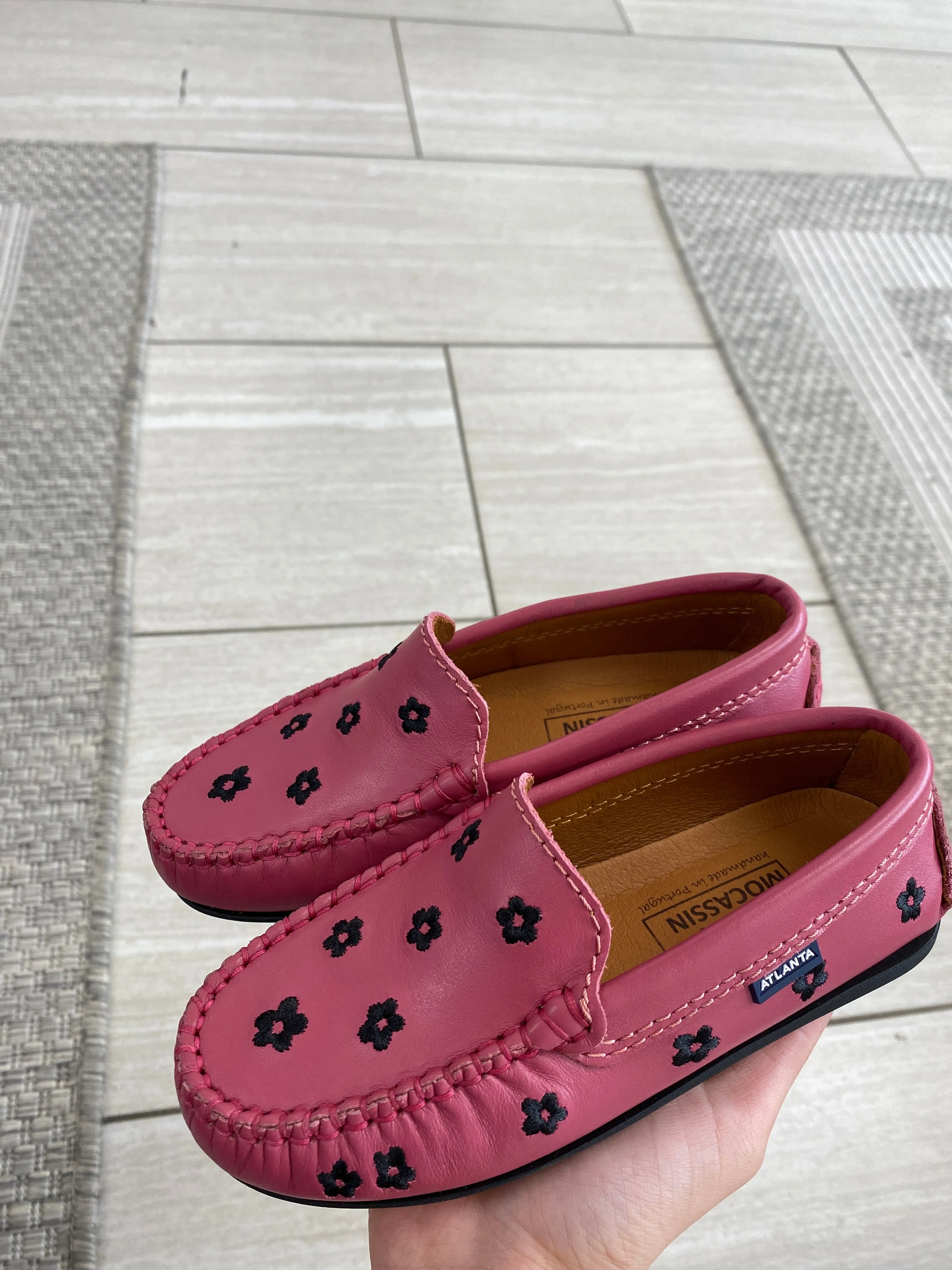 Atlanta Mocassin Raspberry Flower Loafer