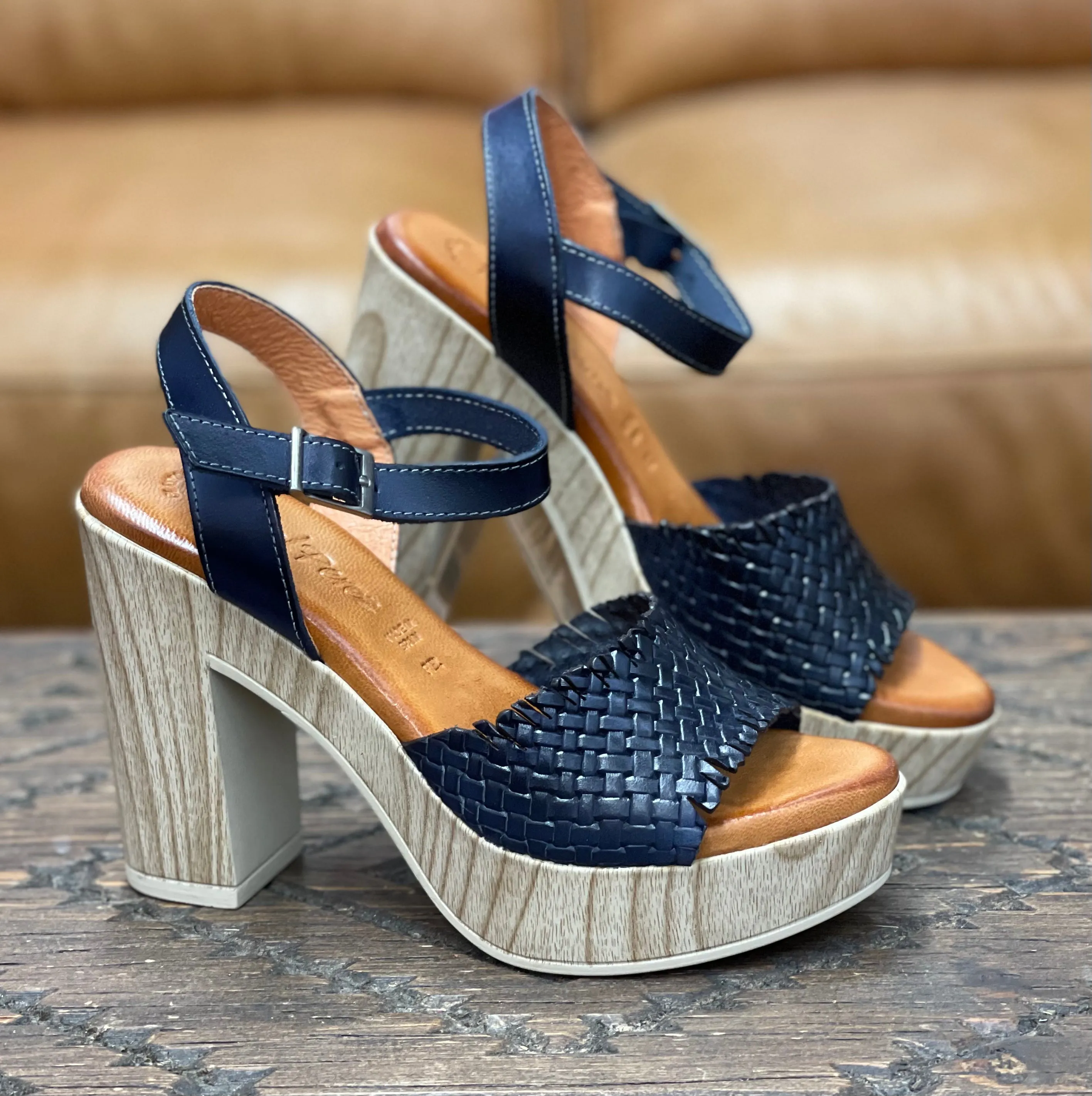 Raquel Perez Teatro Navy Heel